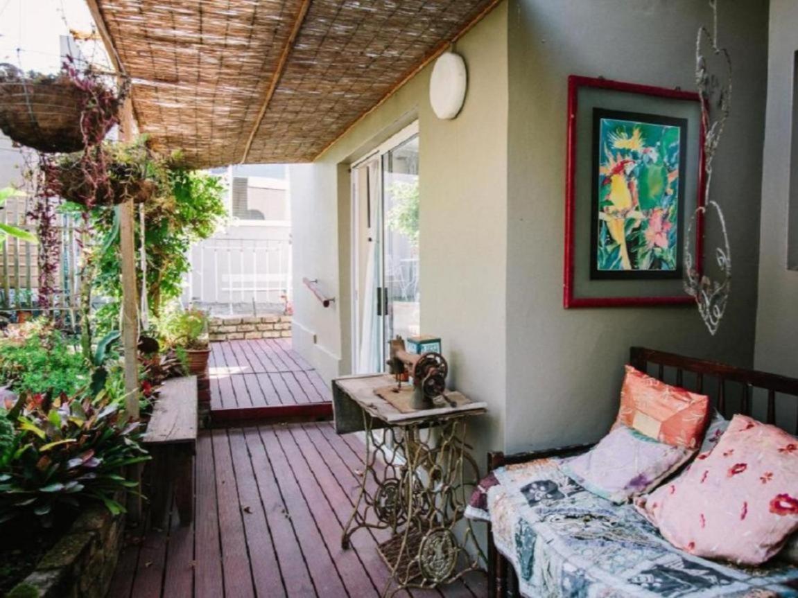 Parrot Peek Inn Іст-Лондон Екстер'єр фото